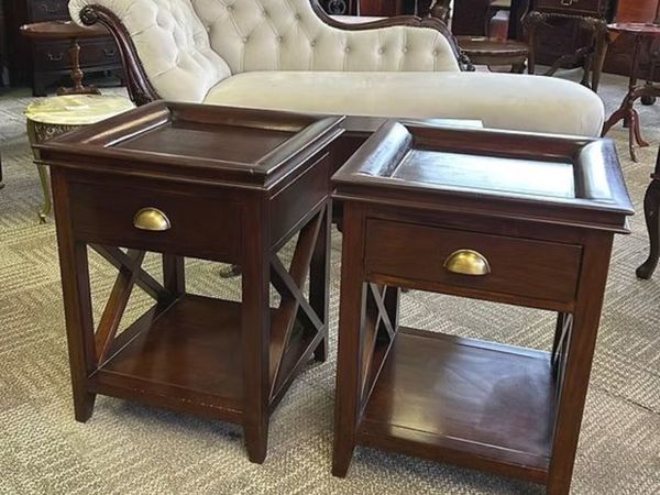 Handsome pair of mahogany side tables with recesse - Main image