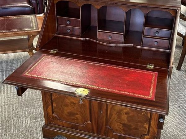 Handsome mahogany bureau, with a lovely rich colou - Main image