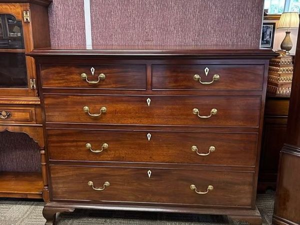 19th century mahogany chest of drawers. Enclosed o - Main image