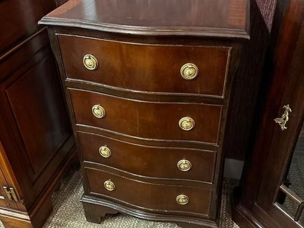 20th century mahogany chest of 4 drawers with serp - Main image