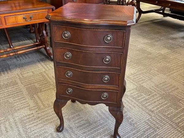 Mahogany chest of four drawers raised on cabriolet - Main image