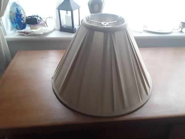 Lovely brand new satan beige coloured pendant shad - Main image
