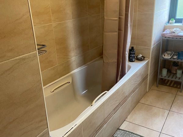 Bathroom suite - Main image