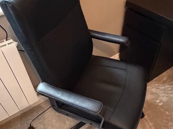 Desk and chair - Main image
