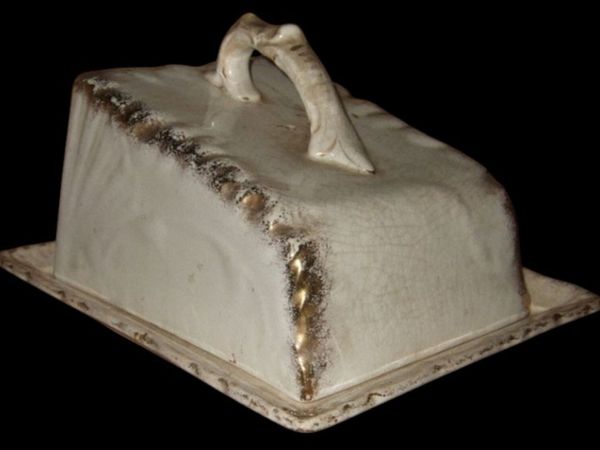 Pristine Vintage Ceramic Cheese Wedge Dish & Cover - Main image