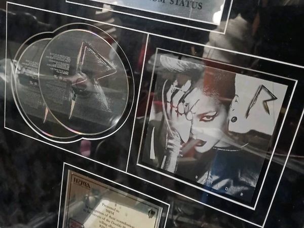 Rihanna double platinum disc award - Main image