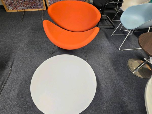 Artifort orange slice chair and coffee table - Main image