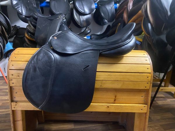 18” wide black leather close contact jump saddle - Main image