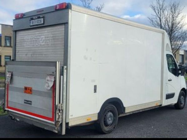 Renault Master Luton low loader with tail lift - Main image