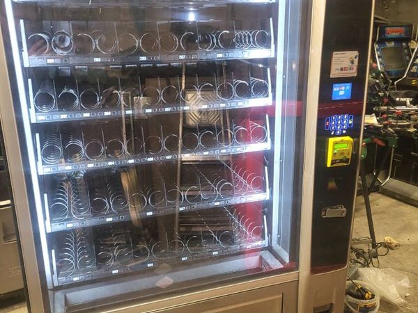 Crane multi snack vending machine - Main image