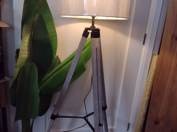 Brand new wooden tripod floor lamp - Main image