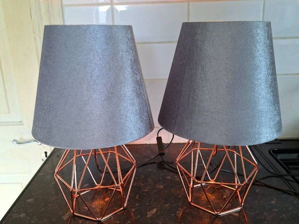Beautiful pair of modern gold table lamps - Main image