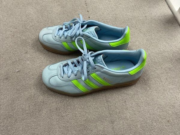 sports shoes - Main image