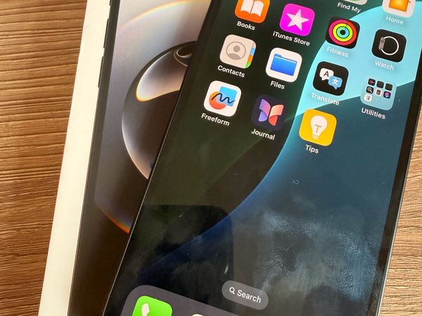 Brand New Iphone 16e 128 GB in Black - Main image