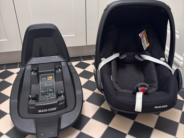Maxi-Cosi Pebble Infant Car Seat and Isofix Base - Main image
