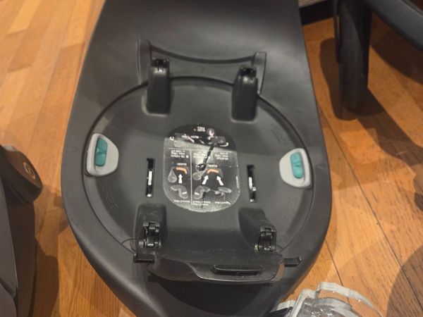 Uppababy Vista Travel System with Cybex Babyseat - Main image