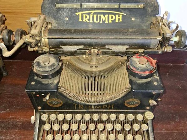 Vintage Triumph Typewriter – Collectible / Restora - Main image
