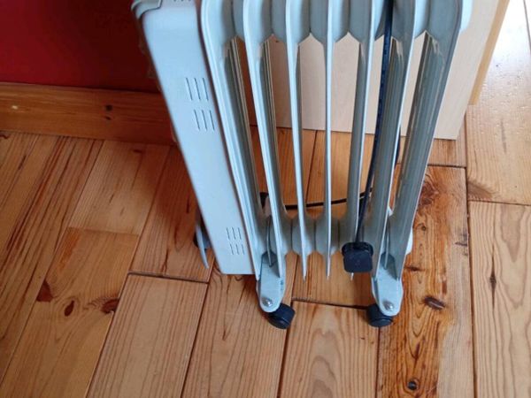 Small oil filled radiator with inbuilt timer. - Main image