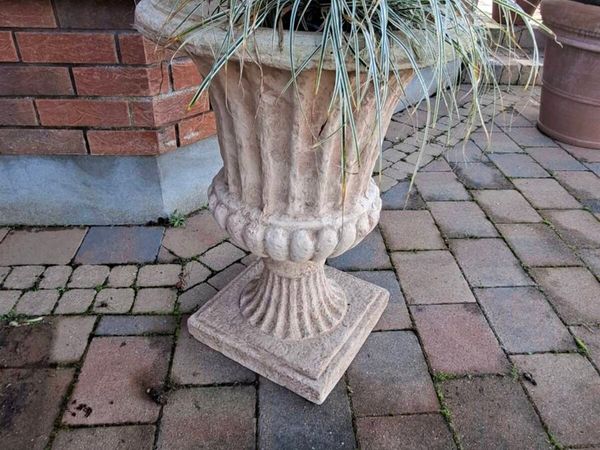 Vintage style planter/urn - Main image