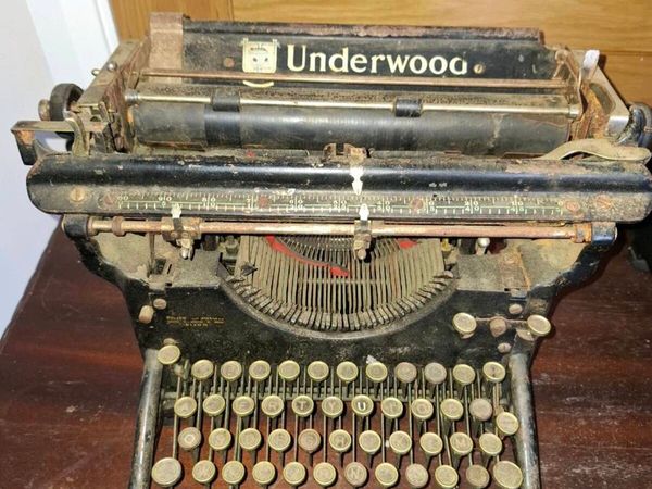 Antique Underwood Typewriter – Vintage Collectible - Main image