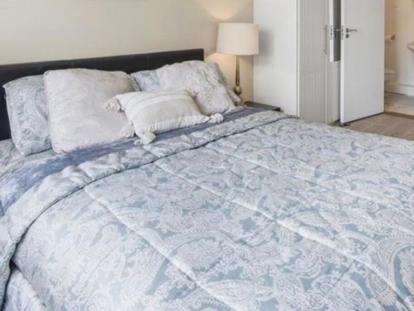 King size bed - Main image