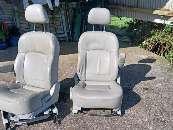 Swivel seats - Main image