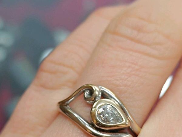 18k Gold Drop Shaped Diamond Ring, Contemporary - Main image