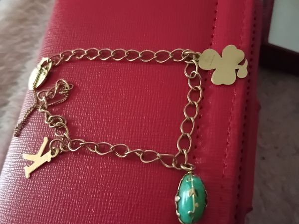 Beautiful 9 CT Gold Charm Bracelet with a few char - Main image
