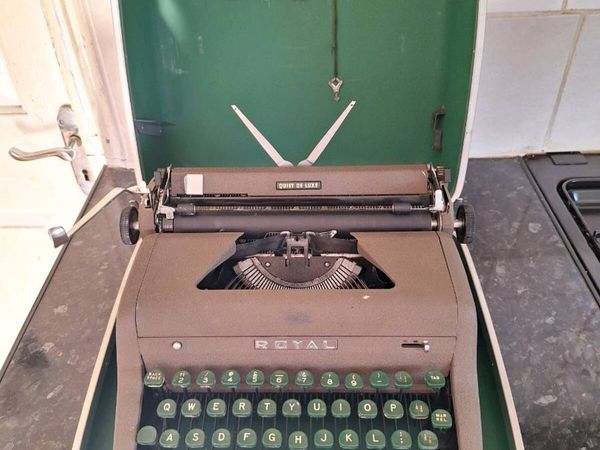 Vintage Royal Quiet De Luxe typewriter - Main image
