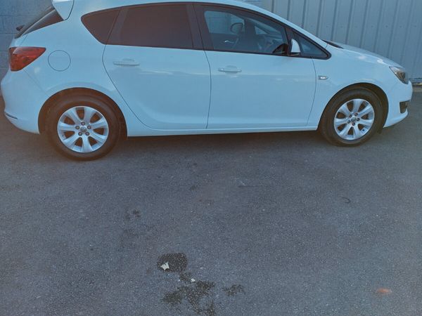Opel Astra 2015 - Main image