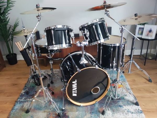 Tama 5-piece black Drum Kit with Zildjian cymbals and drum cases. - Main image