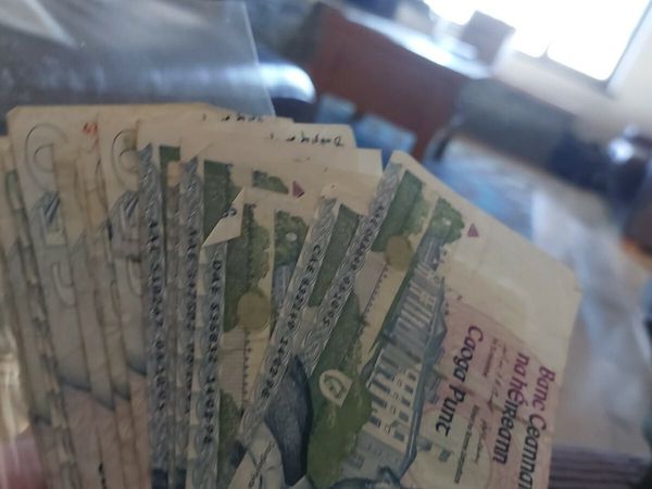 Banknotes and coins - Main image