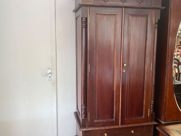 Beautiful mahogany single wardrobe. Key included. - Main image