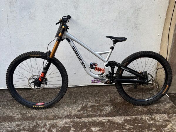 Saracen Myst Team DH Bike - Main image