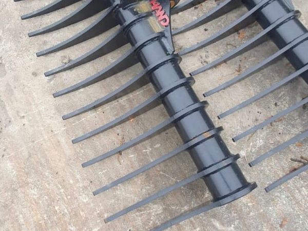 Lawn rake .like new - Main image
