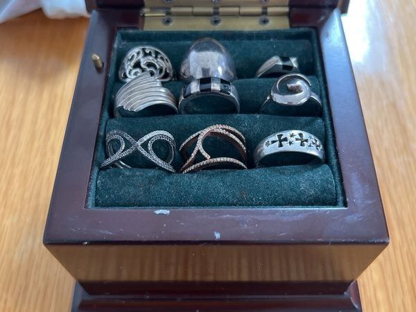 Musical Ring Box and 9 Silver Rings - Main image