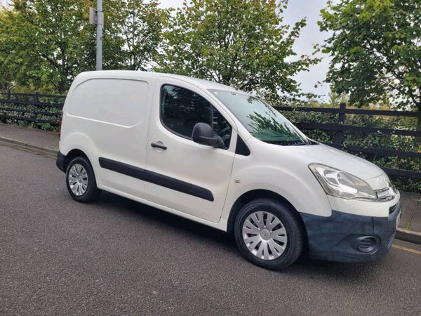 151 CITROËN BERLINGO 3 SEATS NEW CVRT 7/27 LOW MIL - Main image