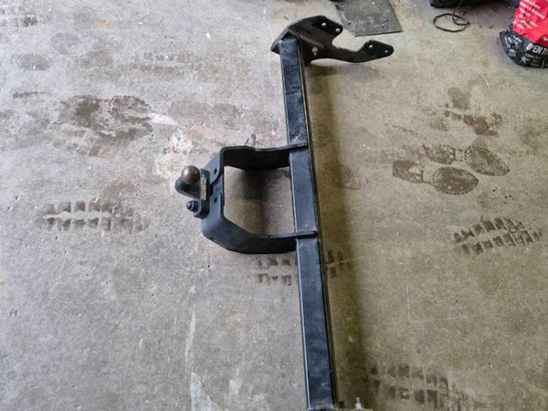 Towbar off toyota hilux - Main image