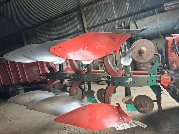3 Furrow 16" Reversible Keverneland Plough - Main image