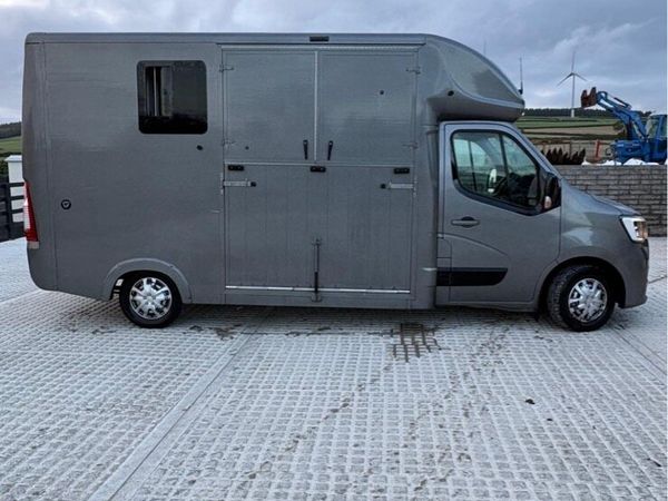 Two stall stallion horse box - Main image