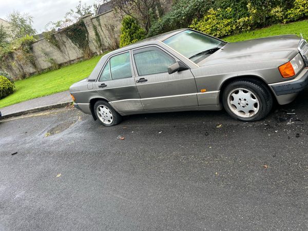 Damaged Mercedes 190 - Main image