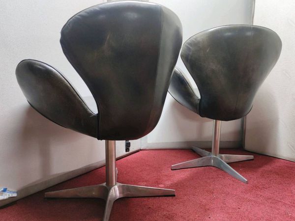 Arne Jacobsen swan chairs - Main image