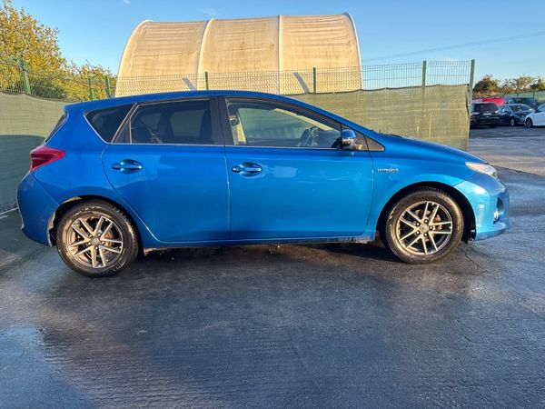 2015 Toyota Auris Hybrid very light damage - Main image