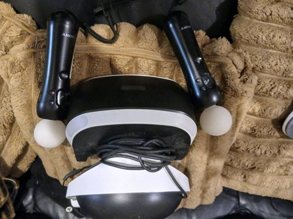 VR headset with 2 PS Move controllers - Main image