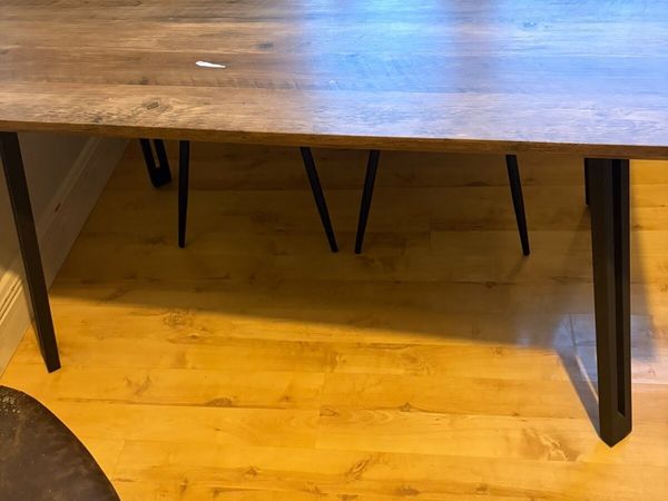 Table and chairs - Main image