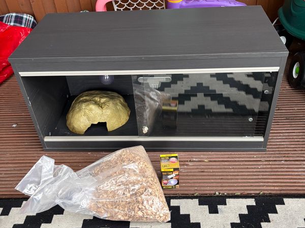 Vivarium with heat bulb and cave - Main image