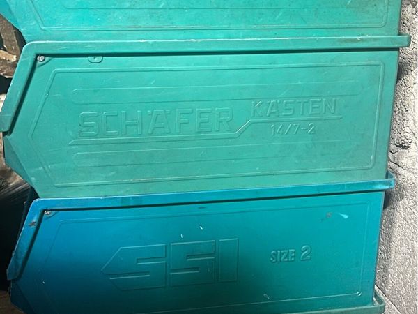 7 hard plastic boxes - Main image