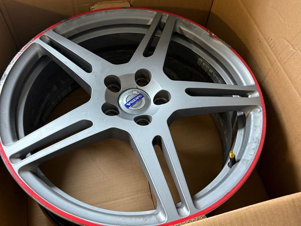 4 18’’ alloys one is slightly damaged - Main image