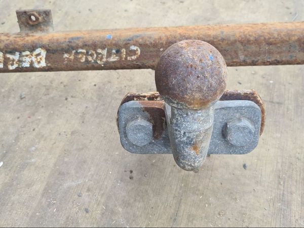 Tow ball and tow hitch…………………….50 - Main image