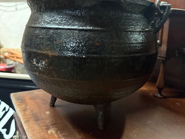 Pair of three leg pots - Main image